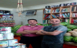 میوه‌فروشی کاملا متفاوت دو برادر آذری‌زبان در کرج + عکس